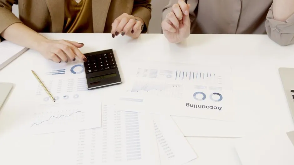 Emprendedor costarricense calculando las ganancias reales de su tienda en línea