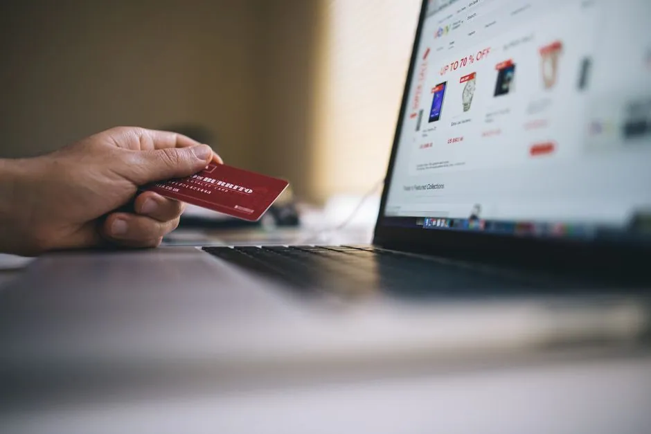Emprendedor costarricense creando su tienda en línea desde la computadora