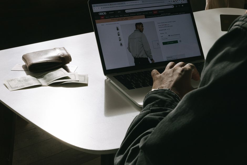 Emprendedora costarricense gestionando ventas de Instagram y su tienda en línea
