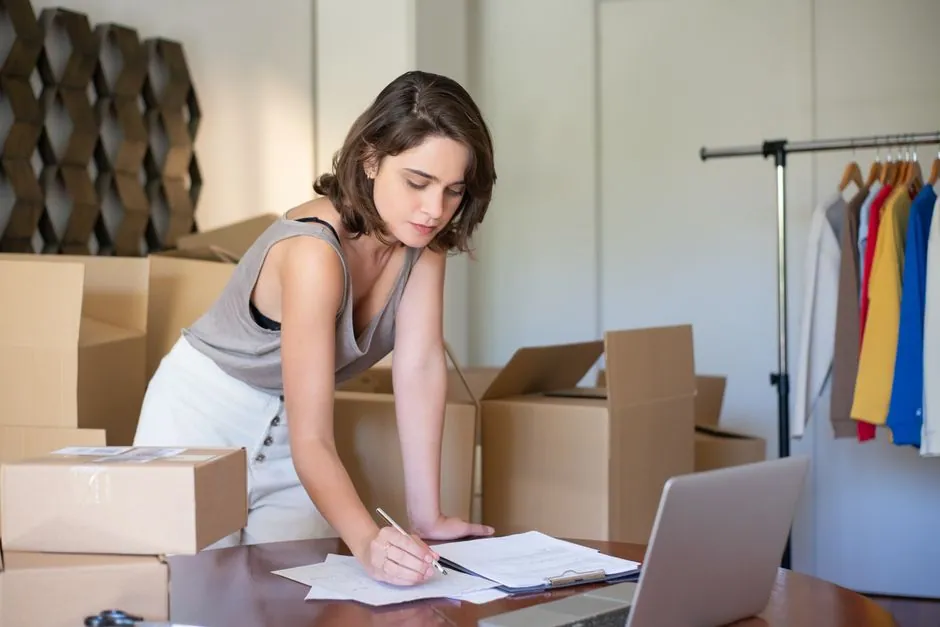Emprendedora costarricense creando su tienda online gratis desde la computadora