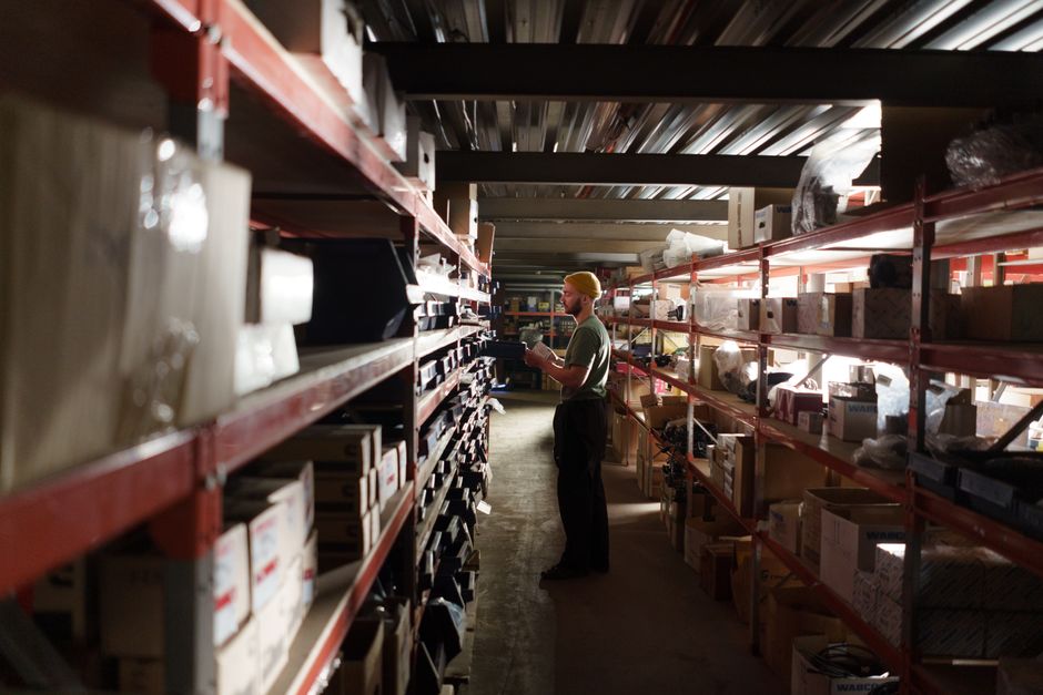 Preparación de productos en una bodega con referencias organizadas