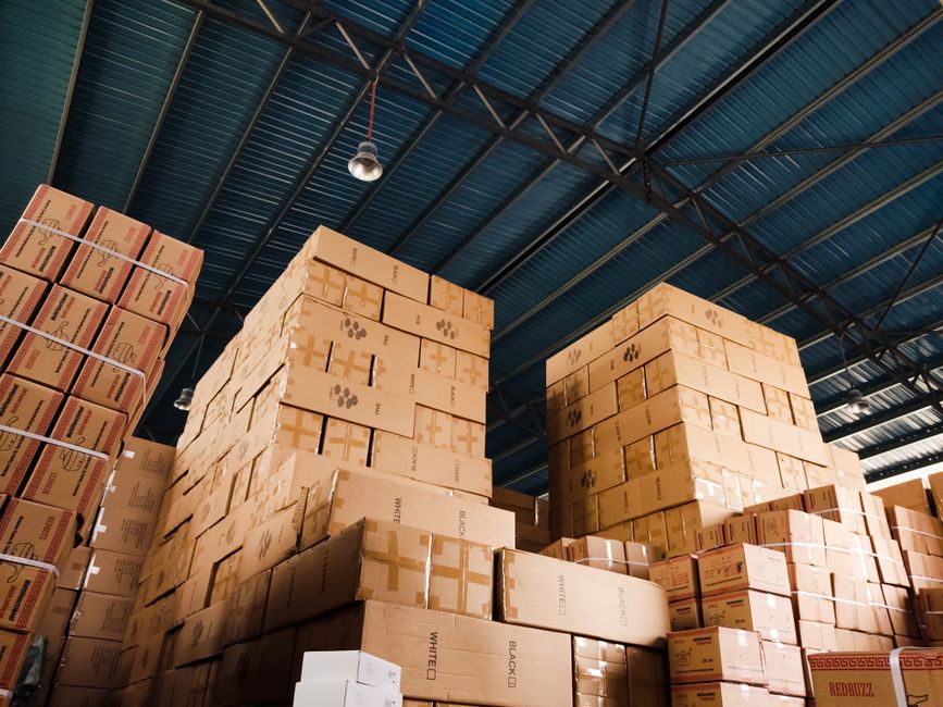 Bodega de un proveedor mayorista con cajas listas para despachar pedidos de dropshipping en Costa Rica