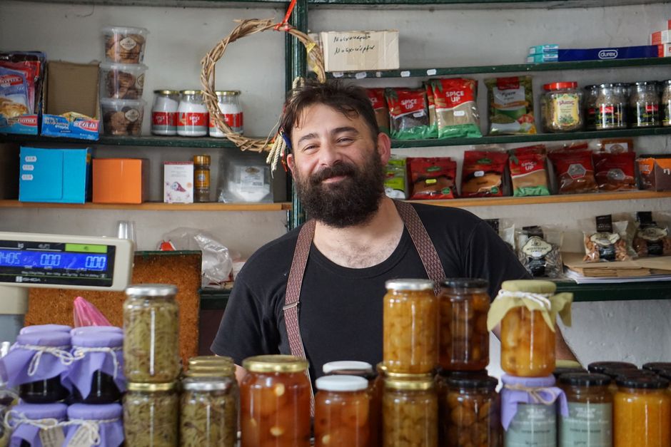 Emprendedor costarricense revisando productos importados para revender en su negocio