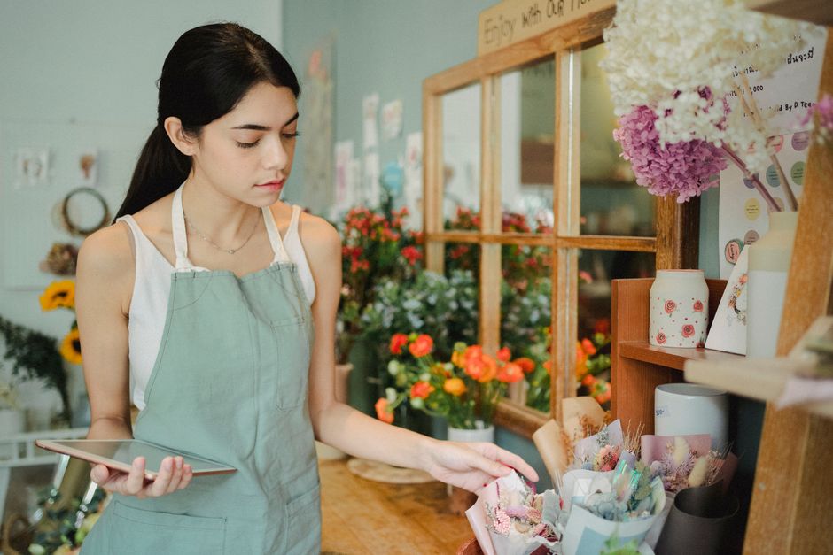 Comerciante revisando la atención de su tienda desde una tableta
