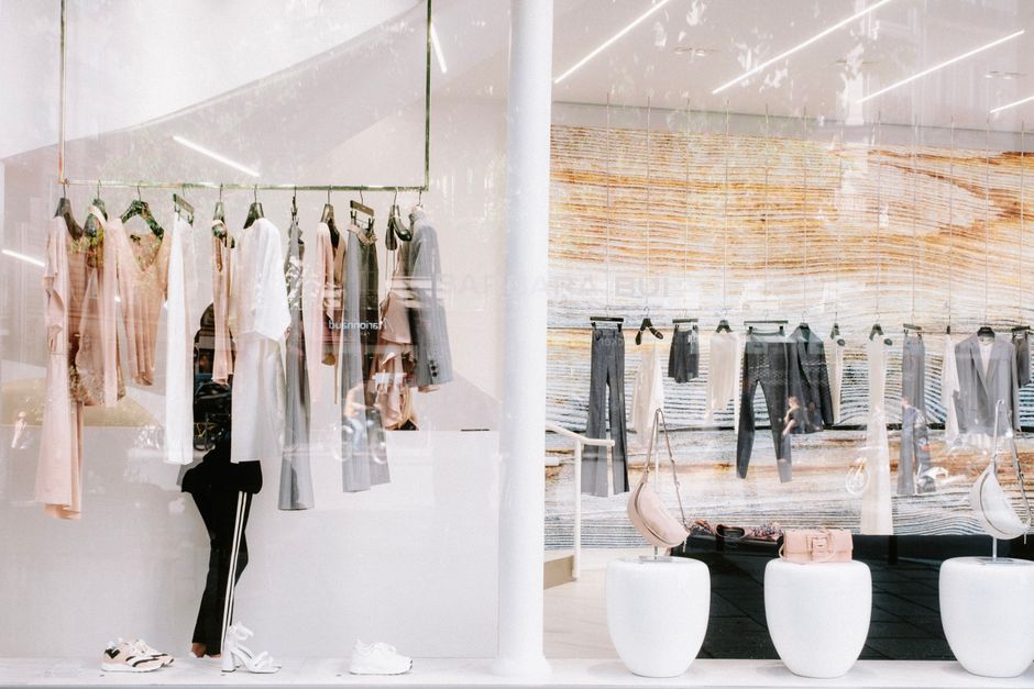 Tienda de ropa con distintas prendas y variantes para elegir
